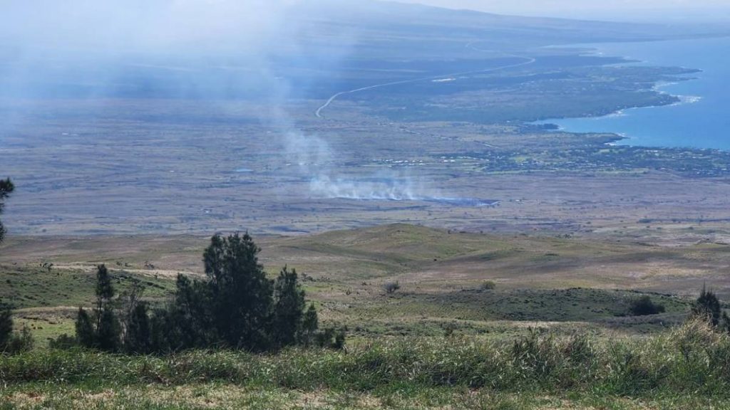 Update Portion of Kawaihae Road reopens after brush fire forced its