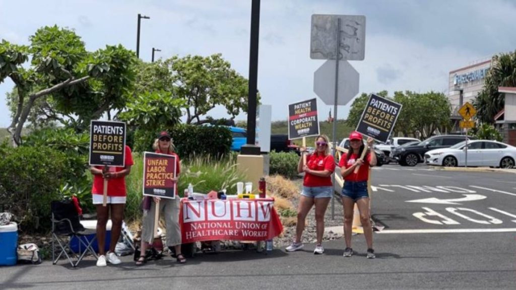 Kaiser Permanente mental health clinicians picketed in Hilo. Photo: Nathan Christophel/Big Island Now