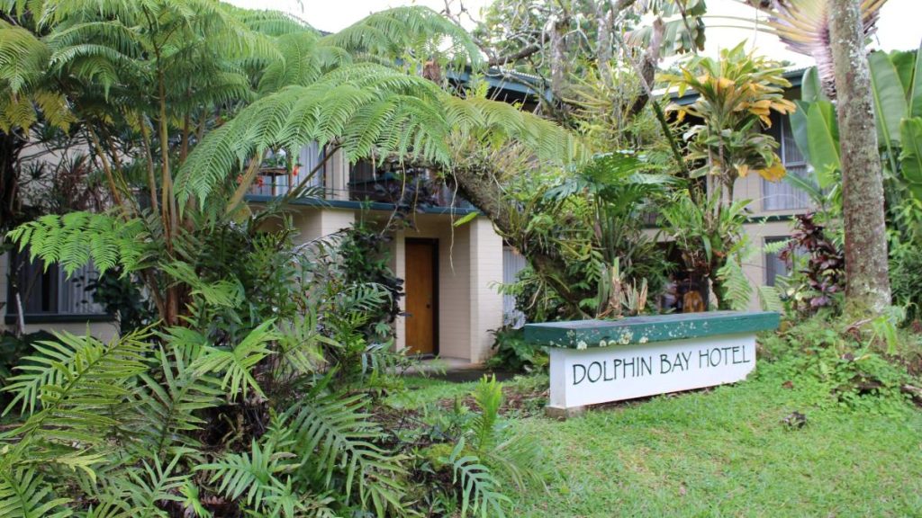 Hawaiʻi County purchases Dolphin Bay Hotel, will transform it into affordable housing