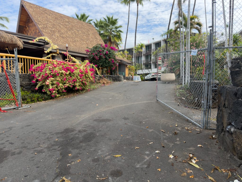 Business Monday: Renovation delays continue at former Uncle Billy’s hotel in Kailua-Kona
