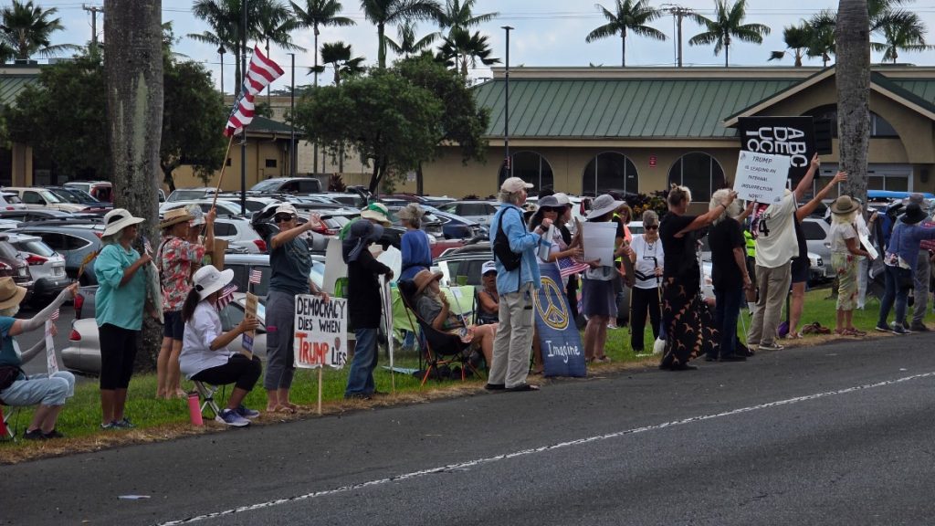 A peaceful gathering was held on Feb. 1 on the Big Island to honor the lives of two Americans who were killed in Minneapolis by federal law enforcement. (Photo Credit: Indivisible of East Hawai'i)