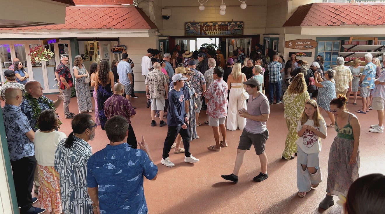 PHOTO GALLERY: Kona Inn Restaurant ushers in new era of ownership with guests during grand reopening
