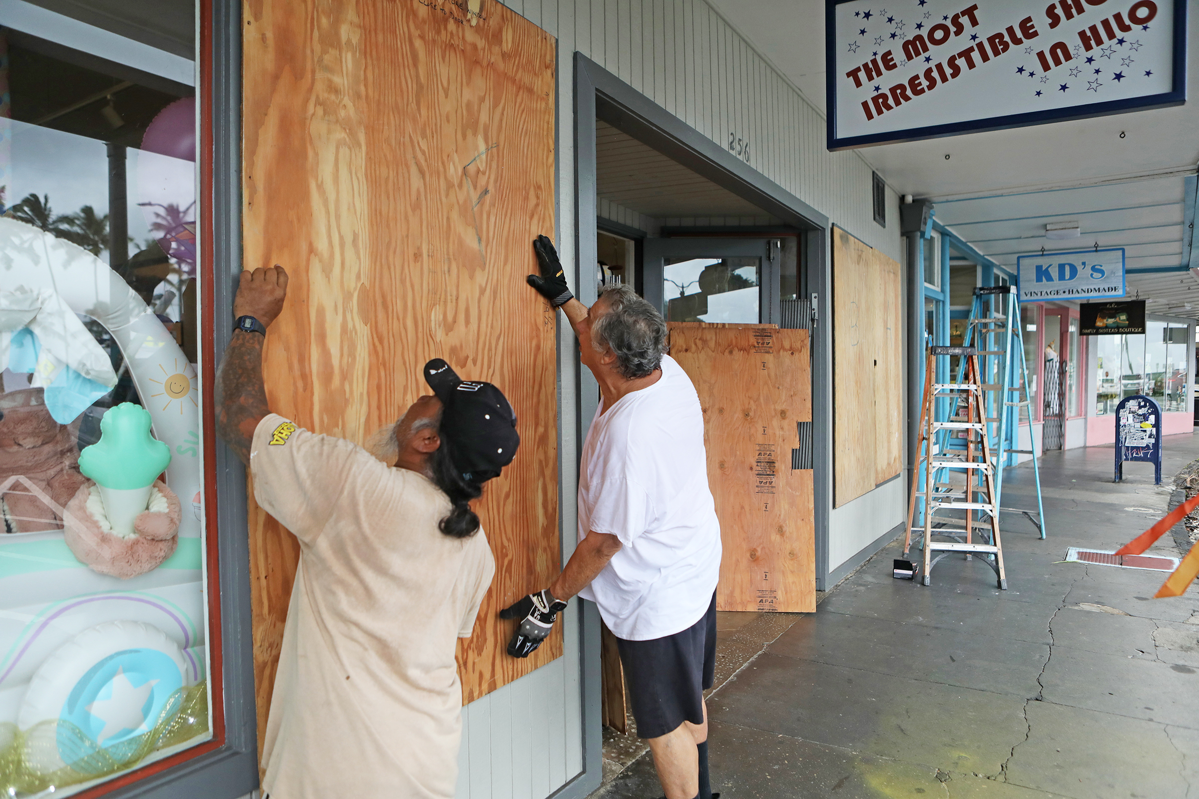 East Hawaiʻi business owners, families, state and county prepare for Tropical Storm Lala