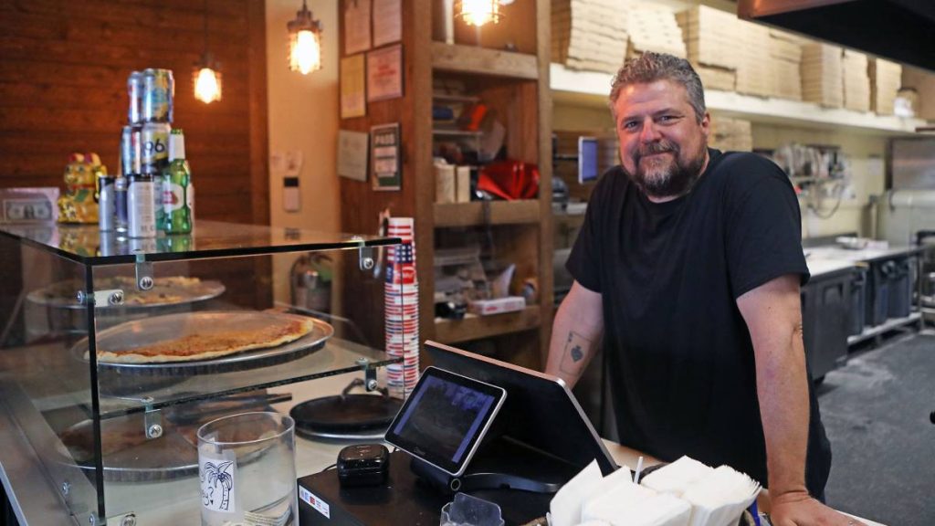 Business Monday: Hilo Pizza Co. serving up New York-style pies and slices that patrons can customize