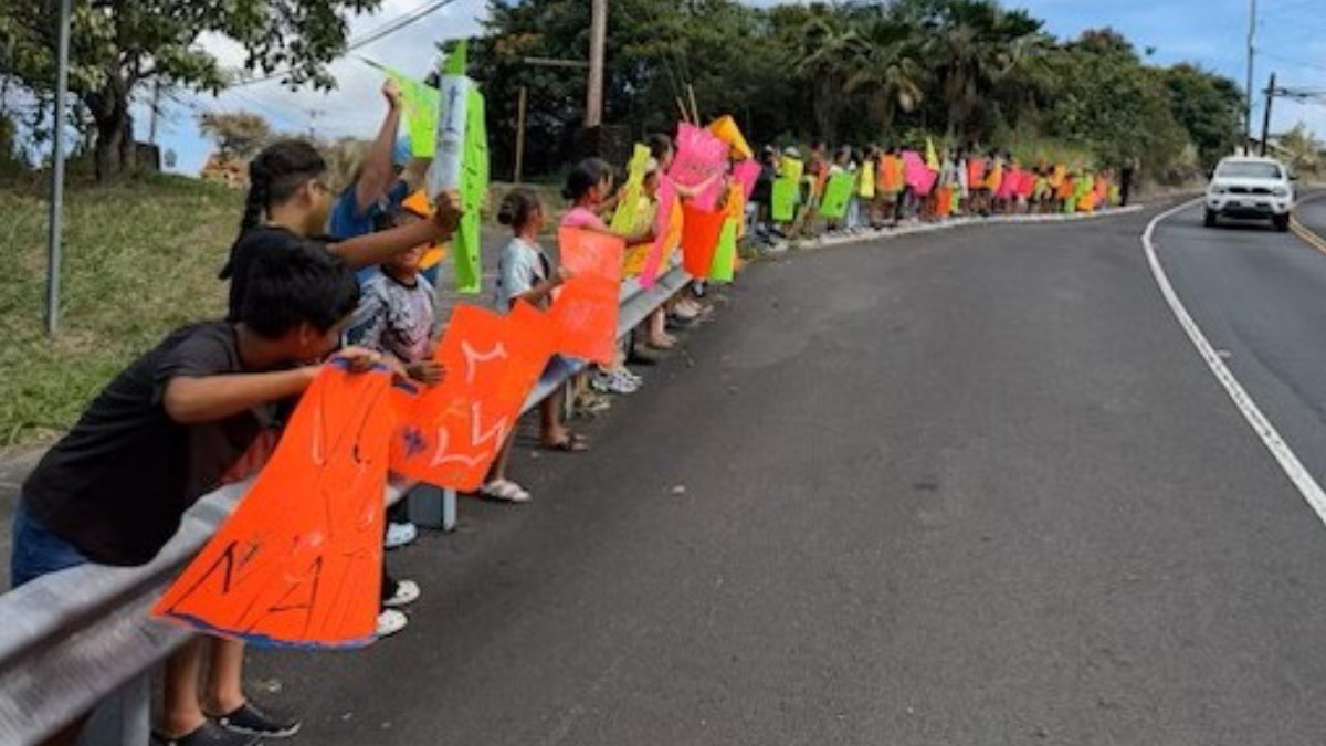 150 Kealakehe Elementary students joined Hawaiʻi Island police in traffic safety campaign