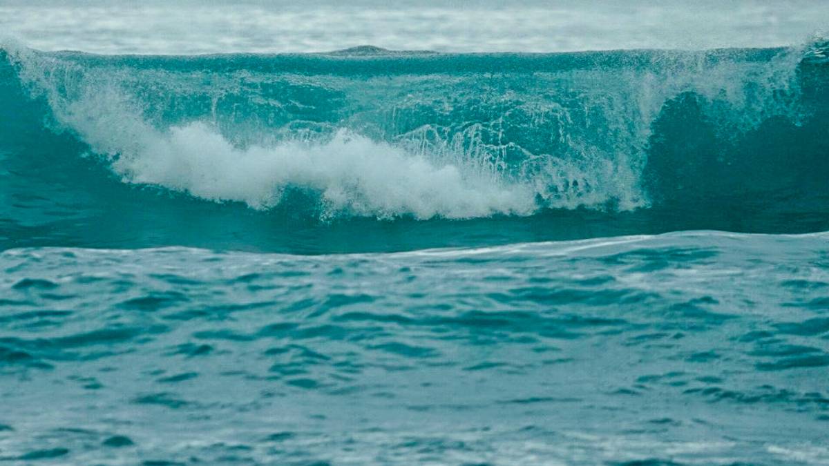 Lowell brings dangerous conditions to Kauaʻi, Niʻihau and high surf and rain to Big Island
