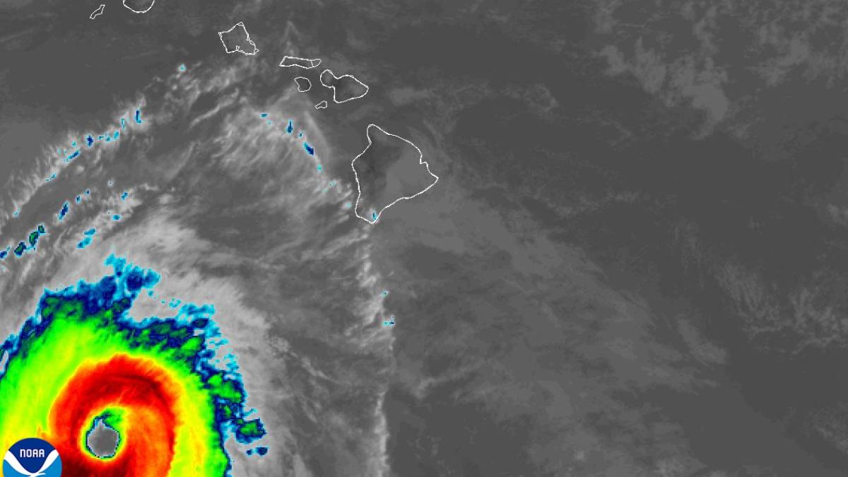 Nolo slightly stronger as it moves westward south of the Hawaiian Islands