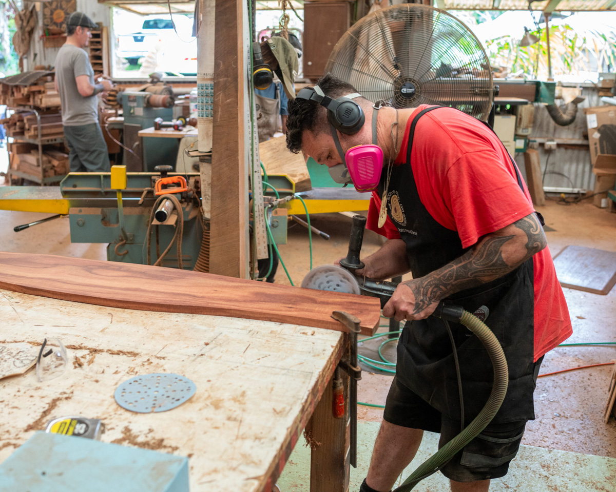 Carpenter and artist Mike Paora at the 2025 Hawai‘i Artist Collaboration (Photo courtesy: Hawai‘i Artist Collaboration)