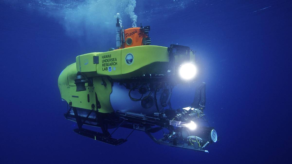 Pisces V descending in the ocean. (Photo Credit: Colin Wollerman)